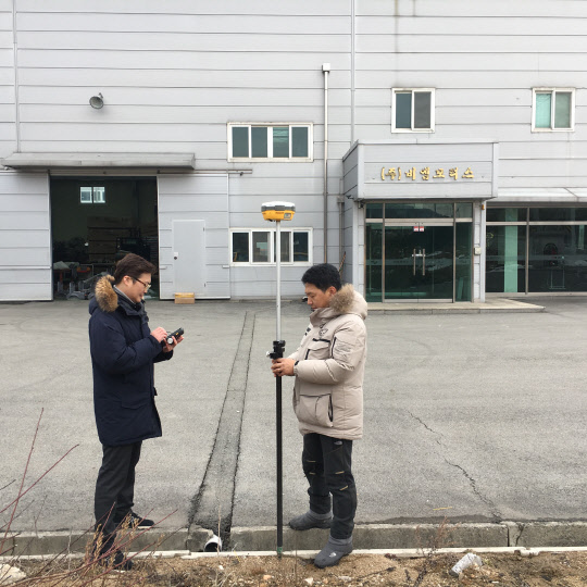 한국산업단지공단 경기지역본부(본부장 조성태) 공장설립지원센터는 올해 1분기에  경기지역(시흥 군포 의왕 안산 수원 이천 용인 오산 화성 평택 안성) 11개 시 관내 중소기업을 대상으로 25건의 공장설립을 무료로 대행하고 40건의 상담을 벌였다고 4일 밝혔다. 환경 배출시설 검토·신고 등 전문화된 컨설팅 서비스까지 18건을 지원함으로써 기업의 편익을 크게 확대했다고 밝혔다. 측량 작업 모습. 산단공 경기본부 제공